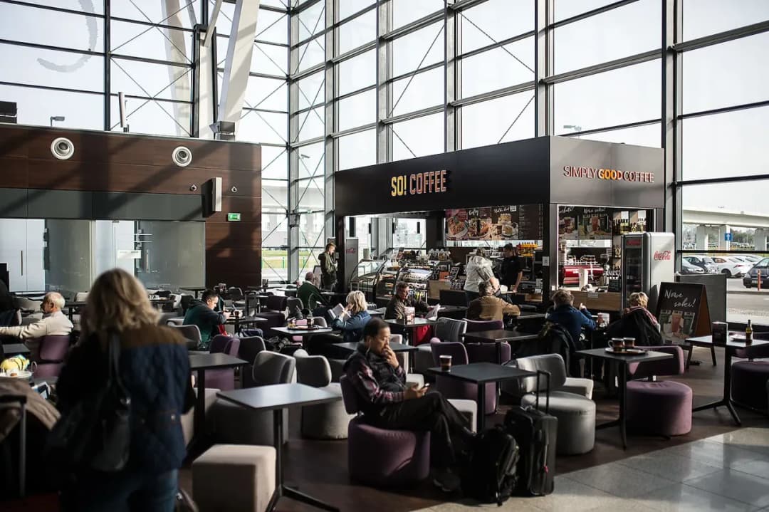 Gdzie zjeść na lotnisku Gdańsk? Sprawdź najlepsze opcje gastronomiczne