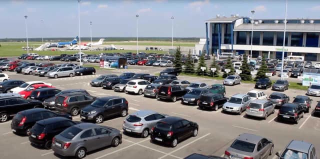 Ile kosztuje parking na lotnisku w Pyrzowicach? Sprawdź ceny i opcje